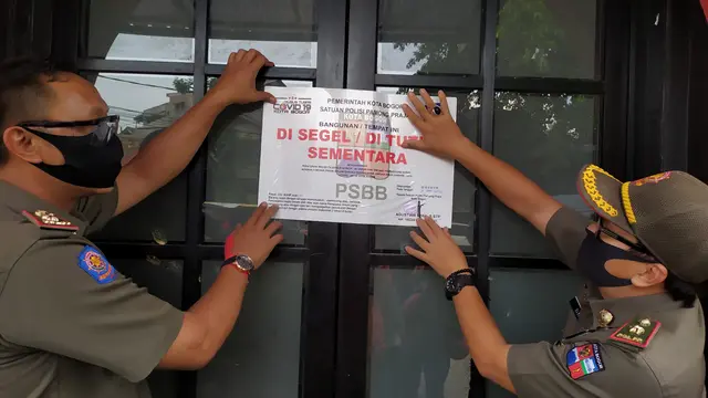 Satpol PP Bogor menyegel tempat hiburan yang beroperasi saat PSBB. (Achmad Sudarno/Liputan6.com)