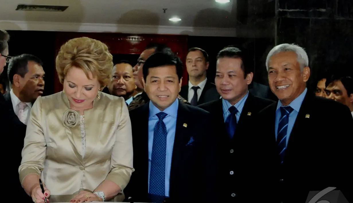 Ketua Dewan Federasi Rusia, Valentina Ivanova Matvienko (kiri) menandatangani buku tamu, didampingi Ketua DPR RI Setya Novanto (tiga kanan) Wakil, Jakarta, Selasa (11/11/2014) (Liputan6.com/Andrian M Tunay) 