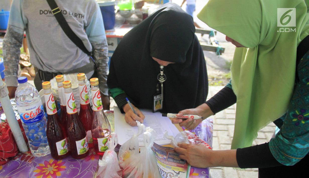 Petugas BPOM Gorontalo mendata makanan berbuka puasa atau takjil saat melakukan inspeksi di sejumlah tempat di Kabupaten Gorontalo, Selasa (14/5/2019). BPOM Gorontalo mendapati ada tiga produk mi basah dan satu kerupuk mengandung boraks. (Liputan6.com/Arfandi Ibrahim)