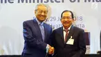 Perdana Menteri (PM) Malaysia, Mahathir Mohamad (kiri) dan Ketua Indonesia-Malaysia Business Council (IMBC) Tanri Abeng (kanan) berjabat tangan saat melakukan pertemuan di Hotel Grand Hyatt Jakarta, Jumat (29/06). (Liputan6.com/HO/Ismail)