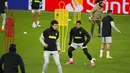 Striker Atletico Madrid, Luis Suarez, tampak serius saat sesi latihan jelang laga Liga Champions di Moskow, Senin (2/11/2020). Atletico Madrid akan berhadapan dengan Lokomotiv Moscow. (Yuri Kochetkov/Pool via AP)