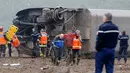 Petugas saat mengevakuasi korban yang selamat dari kereta yang jatuh di sungai dekat Strasbourg, Perancis, Sabtu (14/11/2015). Kereta itu membawa 49 teknisi kereta api. (REUTERS/Vincent Kessler)
