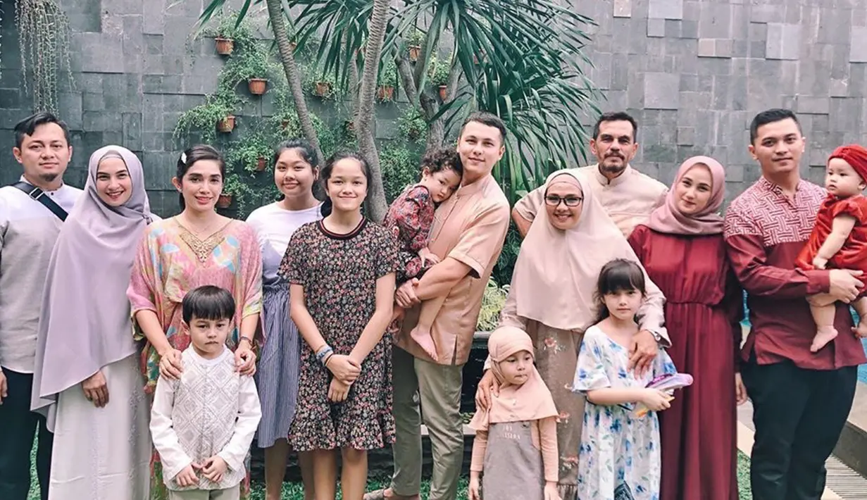 Ini adalah potret Anesstesia Ayu dengan kedua kakaknya, Andhika Pratama dan Arinda Gita Pratiwi beberapa waktu lalu. Anesstesia Ayu terlihat mengenakan pakaian berwarna merah. (Liputan6.com/IG/@anesstesiaayu)