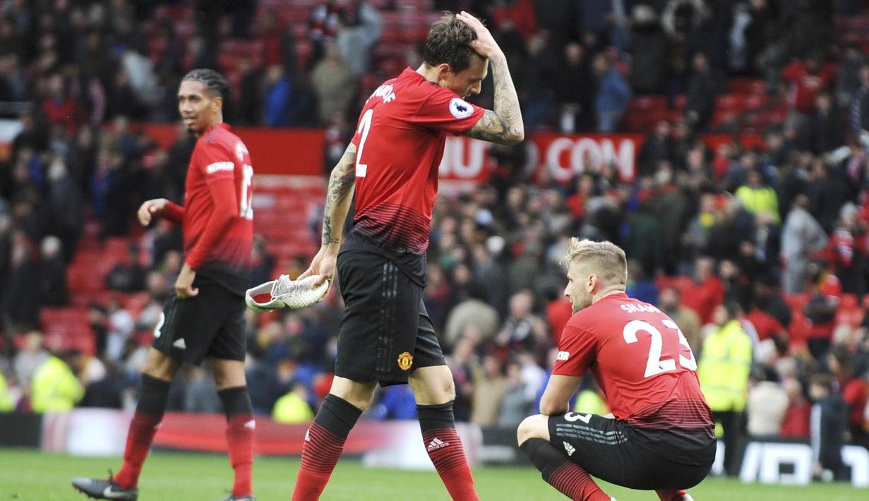 Para pemain Manchester United tampak kecewa usai diimbangi Wolverhampton Wanderers pada laga Premier League di Stadion Old Trafford, Sabtu (22/9/2018). Manchester United ditahan 1-1 oleh Wolverhampton. (AP/Rui Vieira)