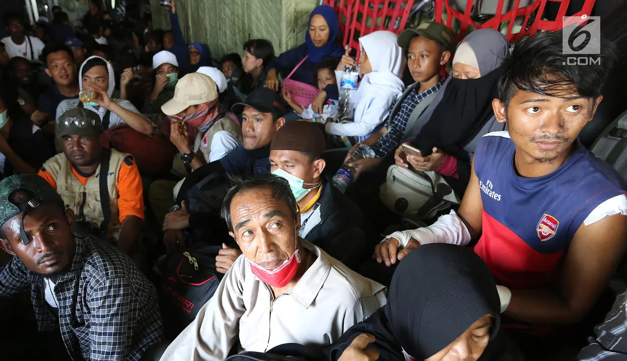 Warga Palu berada di dalam pesawat Hercules TNI AU tujuan Makasar-Malang di Bandara Mutiara Sis Al-Jufri Palu, Sabtu (6/10). Sejumlah warga mengaku akan tinggal di daerah yang aman di mana ada sanak keluarga. (Liputan6.com/Fery Pradolo)