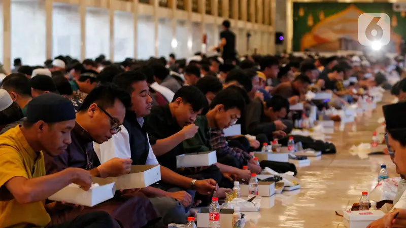 Melihat Kebersamaan Umat Muslim Berbuka Puasa Ramadhan di Masjid Istiqlal
