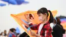 Seorang anak perempuan bersiap untuk menerbangkan layang-layang dalam festival layang-layang di Xiamen, Provinsi Fujian, China tenggara (21/11/2020). (Xinhua/Zeng Demeng)