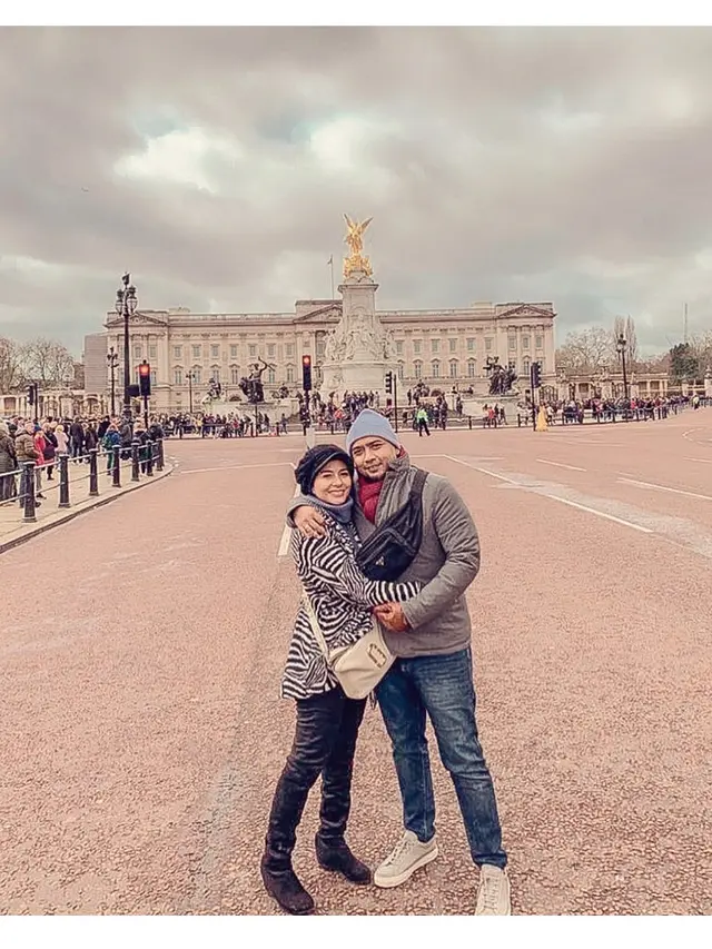 6 Potret Liburan Keluarga Bebi Romeo di London, Kunjungi Istana Buckingham