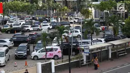 Sejumlah kendaraan parkir di pusat perbelanjaan di Jakarta, Kamis (10/1). Guna mengatasi kemacetan di Jabodetabek, Gubernur DKI  Jakarta Anies Baswedan berencana membangun beberapa lahan parkir di luar Jakarta. (Liputan6.com/Immanuel Antonius)