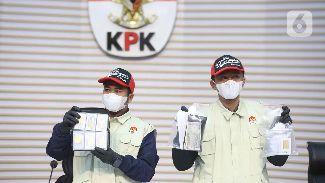KPK Perlihatkan Barang Bukti OTT Kantor Imigrasi Jakarta Barat