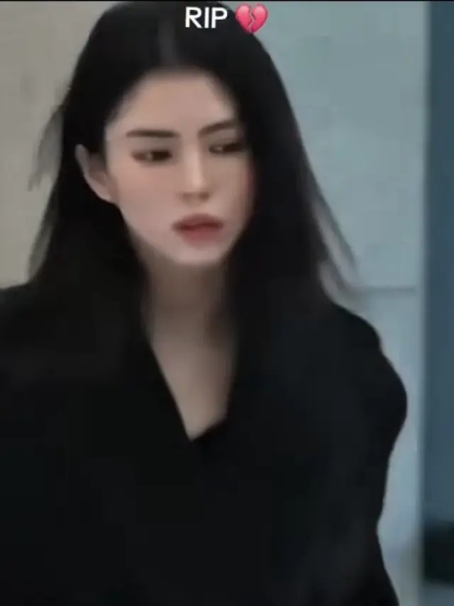 Han So Hee hadir di rumah duka Kim Sae Ron. [@kimsaeron_ofc]