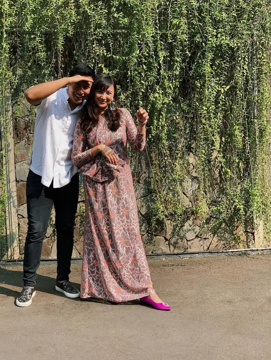 Pesona awet muda Tata Cahyani bahkan diakui oleh netizen. Di foto ini, Tata Cahyani mengenakan ress panjang bercorak floral bersama Darma. Banyak netizen mengakui di foto ini, Tata Cahyani seperti kakak Darma. [Foto: Instagram/darmamh]