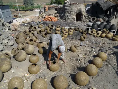 Seorang perajin tembikar bekerja di Desa Nazla di Fayoum, Mesir (5/10/2020). Desa Nazla yang terletak di Kegubernuran Fayoum, Mesir, terkenal dengan perajin tembikarnya yang masih mempertahankan teknik pembuatan tembikar dari zaman Mesir kuno. (Xinhua/Ahmed Gomaa)