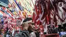 Warga memilih pernak-pernik untuk perayaan Hari Kemerdekaan ke-77 Republik Indonesia di Pasar Jatinegara, Jakarta Timur, Minggu (7/8/2022). Penjualan pernak-pernik perayaan 17 Agustus seperti bendera Merah Putih, alat perlombaan, dan berbagai hiasan Hari Kemerdekaan di Pasar Jatinegara mengalami peningkatan hingga 50 persen dibandingkan tahun lalu seiring meredanya penyebaran Covid-19. (merdeka.com/Iqbal S Nugroho)