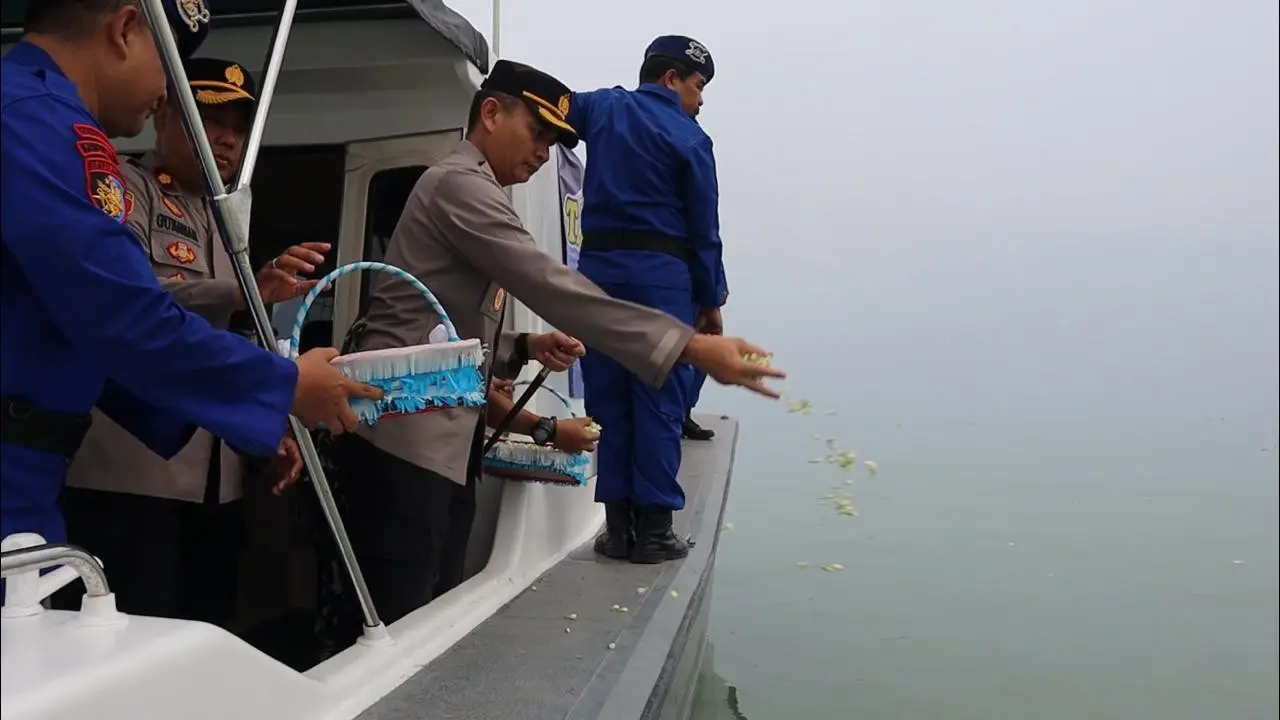 Tabur bunga Polres Pemalang mengenang jasa pahlawan yang gugur di laut dan HUT Polairud. (Foto: Liputan6.com/Humas Polres Pemalang)