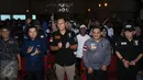 : Cagub DKI Jakarta, AgusHarimurtiYudhoyono (AHY-keduakiri) bersamatokohkoalisitujuhpartai non parlemen di Jakarta, Sabtu (28/1). Selainbertatapmuka, AHY jugamemaparkanvisimisinya. (Liputan6.com/HelmiFithriansyah)