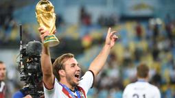 Mario Goetze menjadi salah satu bintang Timnas Jerman U-17 saat tampil pada Piala Dunia U-17 2009 di Nigeria. Meski tersingkir di babak 16 besar setelah takluk 3-4 dari Swiss, Mario Goetze sukses mengoleksi 3 gol sepanjang turnamen. Pada Piala Dunia 2014 di Brasil, Jerman tampil sebagai kampiun setelah mengalahkan Argentina 1-0 lewat gol tunggal Mario Goetze di babak perpanjangan waktu. (AFP/Patrik Stollarz)