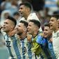 Para pemain Timnas Argentina merayakan kemenangan atas Belanda lewat adu penalti dalam laga babak perempatfinal Piala Dunia 2022 di Lusail Stadium, Lusail, Qatar, Sabtu (10/12/2022) dini hari WIB. (AP/Francisco Seco)