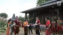 Para pemain membaca dialog sebelum syuting Saur Sepuh di kawasan Cibinong, Jawa Barat, Rabu (2/8). Saur Sepuh sendiri telah memulai proses syutingnya sejak November 2016 lalu dan akan segera tayang di SCTV. (Liputan6.com/Herman Zakharia)
