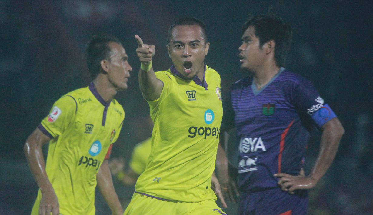 Striker Persik Kediri, Wimba Sutan, merayakan gol yang dicetaknya ke gawang Persita Tangerang pada laga final Liga 2 di Stadion Kapten I Wayan Dipta, Bali, Senin (25/11), Persik menang 3-2 atas Persita. (Bola.com/Gatot Susetyo)