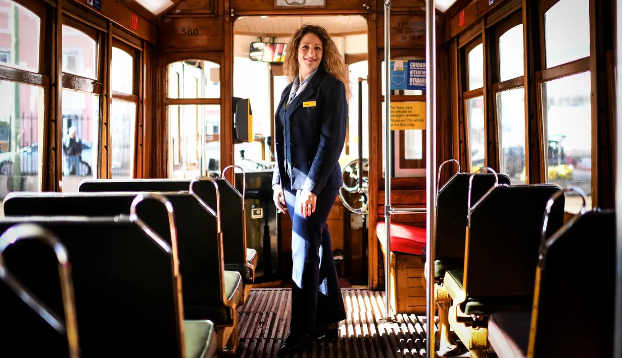 Pengemudi trem, Ana Cristina (44) berpose di dalam sebuah trem di Lisbon, Portugal, Rabu (28/3). Ana telah menjadi pengemudi trem selama 20 tahun. (AFP PHOTO/PATRICIA DE MELO MOREIRA)