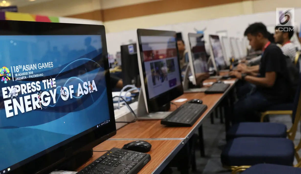 Beberapa pewarta menggunakan fasilitas komputer yang disediakan di Main Press Centre Asian Games 2018 di JCC, Jakarta, Selasa (14/8). Asian Games 2018 berlangsung hingga 2 September mendatang. (Liputan6.com/Helmi Fithriansyah)