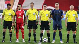Pemain Al-Nassr, Cristiano Ronaldo (kedua kanan) berfoto bersama dengan kapten Persepolis, Vahid Amiri (kedua kiri) dan tim wasit yang bertugas saat laga Grup E Liga Champions Asia 2023/2024 yang berlangsung di Azadi stadium, Teheran, Iran, 19 September 2023. (AFP/Atta Kenare)