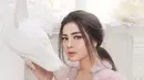 Berbagai gaya telah dicoba oleh pesinetron cantik ini. Tak hanya gaya kasual di keseharian, pesona Felicya Angelista begitu elegan dengan gaun berwarna pink. Ditambah makeup flawless dan penataan rambut yang rapi, dirinya makin memesona.  (Liputan6.com/IG/@felicyangelista_)