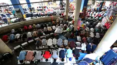 Umat muslim melakukan salat Jumat diantara kios-kios Pedagang Tanah Abang, Jakarta, Jumat (9/6). Dikarenakan membeludaknya jamaah yang ingin beribadah mereka terpaksa melakukan salat di antara kios-kios pasar. (Liputan6.com/Johan Tallo)