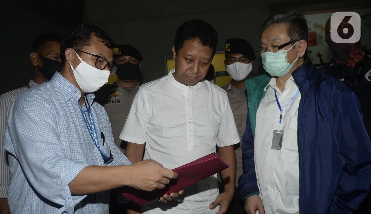 Mantan Ketua Umum PPP Muhammad Romahurmuziy atau Romy melihat berkas saat keluar dari Rumah Tahanan KPK di Jakarta, Rabu (29/4/2020). Sebelumnya, Romy ditahan terkait suap jual beli jabatan di Kementerian Agama. (merdeka.com/Dwi Narwoko)