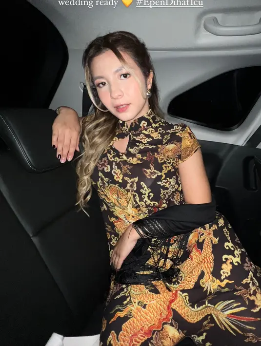 Shalom Razade padukan tampilan orientalnya dengan selendang hitam dan sepatu kulit. [@sharazaaa]