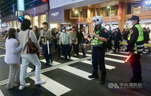 Pria Mengamuk Serang Warga Pakai Pisau dan Bom Asap di Taipei, Taiwan. Image: CNA