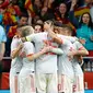 Pemain timnas Spanyol merayakan gol kedua yang diciptakan Isco Alarcon saat pertandingan persahabatan melawan Argentina di stadion Wanda Metropolitano di Madrid (27/3). (AP Photo / Paul White)