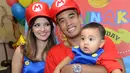 "Keluarga Mario Bros, hahaha," ucap Ardi Bakrie. "Kan M, Mikhayla dan Mainaka. Jadi biar nanti-nanti bisa tetap di pakai. Papanya alhamdulillah mau didandanin," lanjut Nia Ramadhani. (Nurwahyunan/Bintang.com)