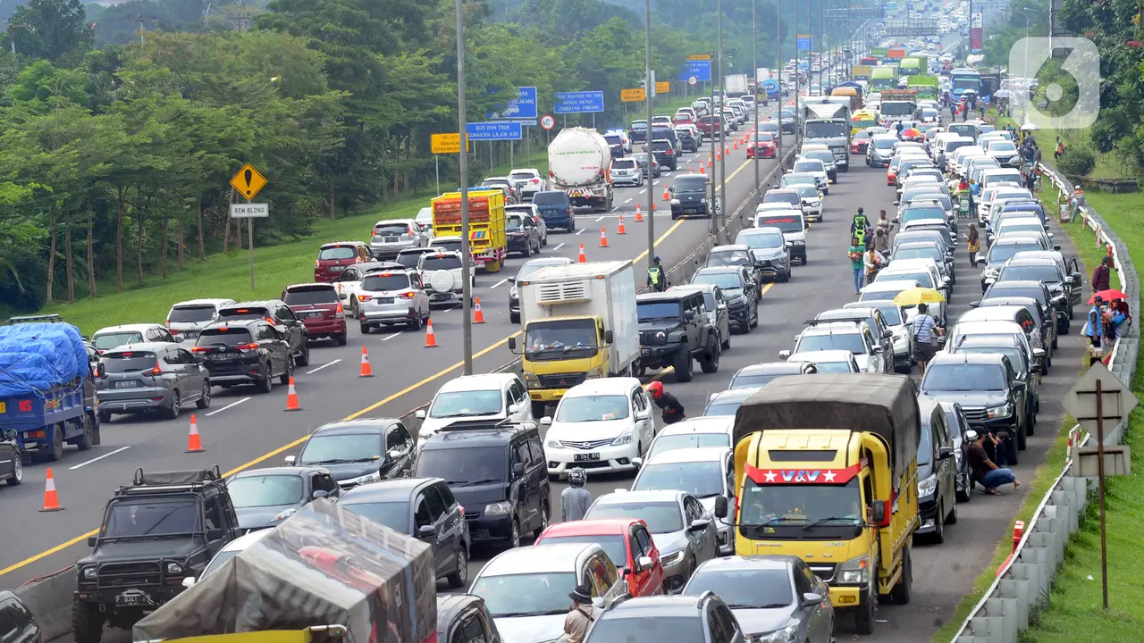FOTO: Libur Panjang, Lalu Lintas Menuju Puncak Macet