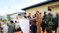 Wakil Bupati Garut Helmi Budiman didamping Kepala Kemenag Garut Cece Hidayat melepas rombongan kedua sebanyak 404 jemaah haji asal Garut, Jawa Barat. (liputan6.com/Jayadi Supriadin)