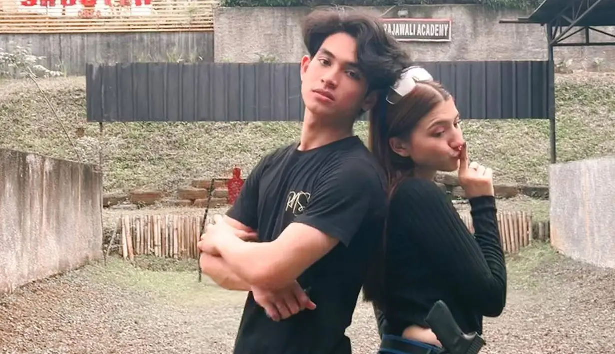 Sempat tampil romantis saat makan malam bareng, kini keduanya mencoba serunya olahraga menembak. Untuk Cassie sendiri, ini merupakan pengalaman pertamanya dalam mengikuti kelas menembak. Bisa merasakan pengalaman tersebut pasti menyenangkan. (Liputan6.com/IG/@cassandraslee)
