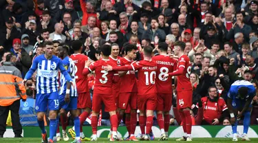 Para pemain Liverpool melakukan selebrasi setelah Mohamed Salah mencetak gol kedua selama pertandingan sepak bola Liga Premier Inggris melawan Brighton and Hove di Stadion Anfield, Liverpool, Inggris, Minggu, 31 Maret 2024. (AP Photo/Rui Vieira)