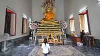 Salah satu patung Budha yang berada di Wat Pho, Bangkok (13/8/2015). Daya tarik Wat Pho adalah The Reclining Buddha atau patung Buddha berbaring. Foto diambil pada 13 Agustus 2015. (Liputan6.com/Herman Zakharia)