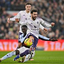 Gelandang Manchester United, Bruno Fernandes, dibekap cedera saat timnya kalah 1-2 dari Aston Villa pada laga pekan ke-17 Premier League di Villa Park, Minggu (21/12/2025) malam WIB. (AFP/Ben STANSALL)