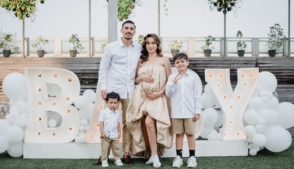 Tampilan simple Jessica Iskandar terlihat mewah dengan deretan perhiasan emas. [@inijedar]