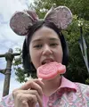 Masih di Disneyland, Laura Basuki tampil tanpa makeup sambil menggigit ice cream. Tampil dengan bondu Minnie Mouse pinknya. (@laurabas)