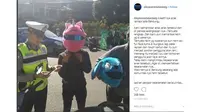 Pengendara motor yang menggunakan helm lucu karena dilapisi kain berbentuk kepala tokoh kartun menjadi sorotan warga Bandung (IG:dikyasarestabesbdg)
