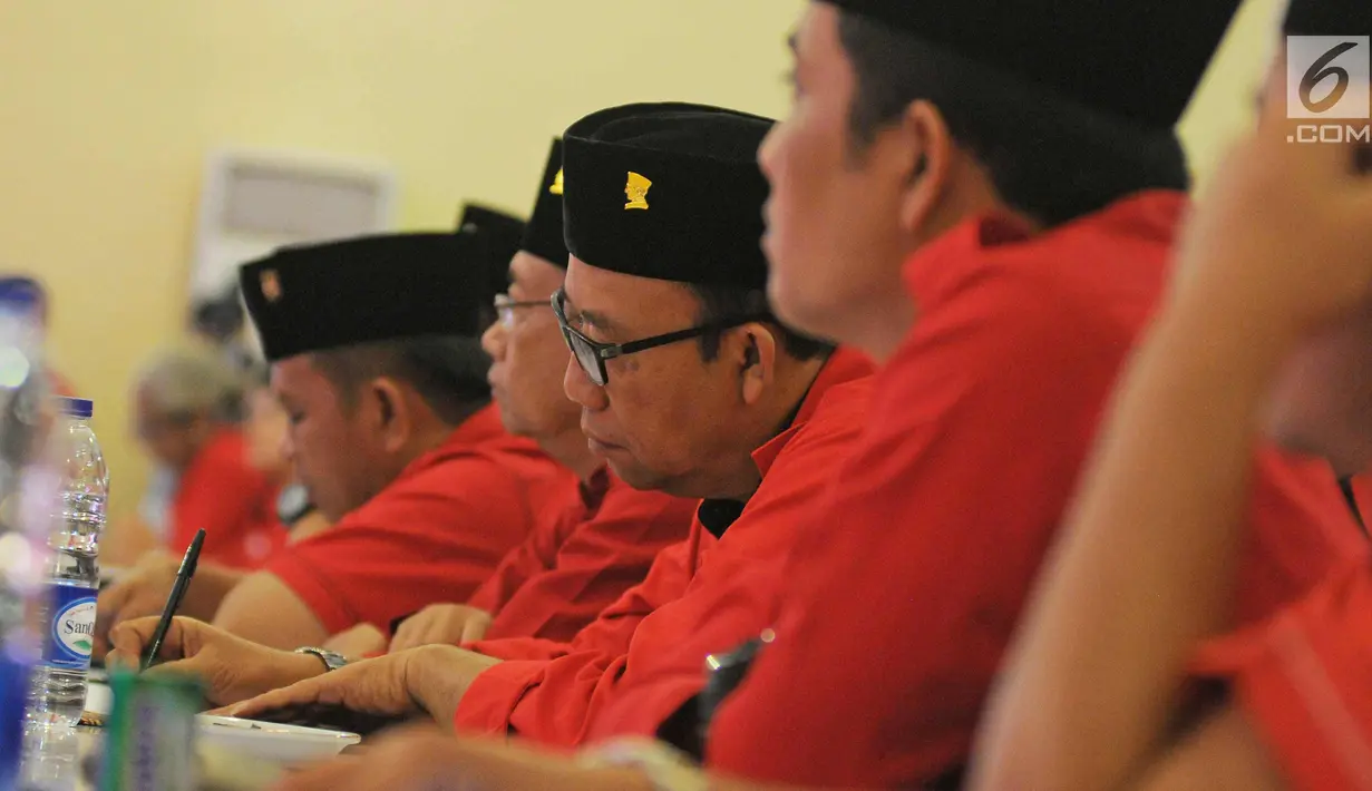 Calon Kepala Daerah dan Wakil Kepala Daerah yang diusung PDI P saat mengikuti Sekolah partai angkatan ke-6, Depok, Minggu (28/1). Sebanyak 88 bakal calon Kepala Daerah dan Wakil Kepala Daerah mengikuti sekolah tersebut. (Liputan6.com/Herman Zakharia)