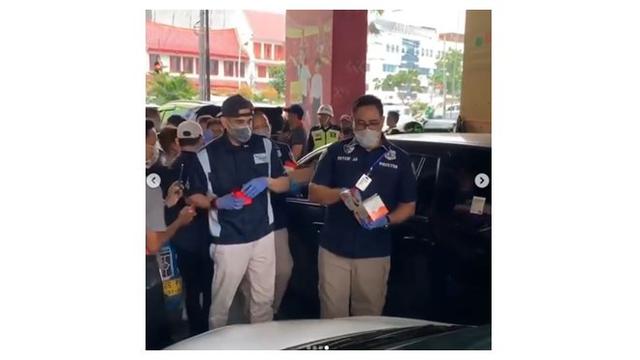Virus Corona Meluas, Ini 7 Potret Seleb Bagi-Bagi Masker dan Hand Sanitizer