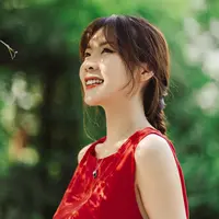 ilustrasi perempuan baju merah/Photo by To&agrave;n Văn/Pexels