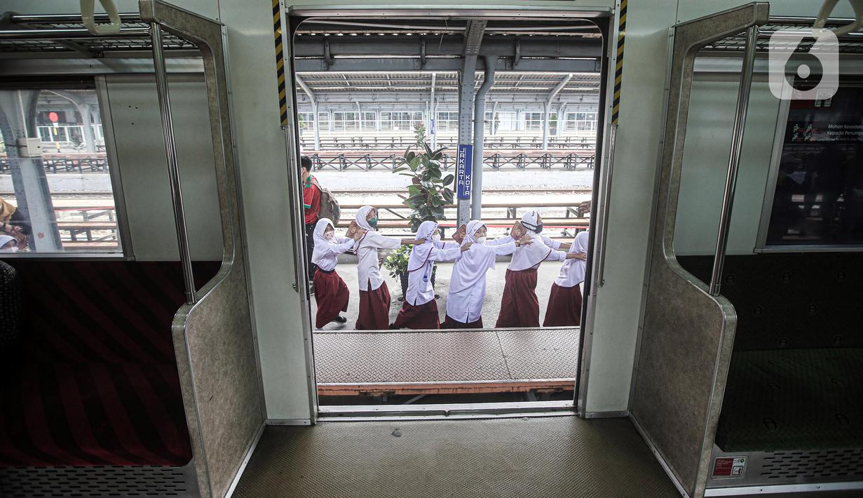 Sejumlah siswa sekolah dasar (SD) mengikuti perayaan Hari Anak Nasional yang digelar KAI Commuter di Stasiun Jakarta Kota, Jakarta, Jumat (22/7/2022). Kegiatan tersebut sekaligus bertujuan untuk mengenalkan moda transportasi kereta kepada siswa sejak dini. (Liputan6.com/Faizal Fanani)