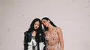 Jennie padukan minidress metalik dengan ripped stocking dan boots tinggi. Dipadu dengan jaket tartan berdetail ruffle putih [@dualipa]