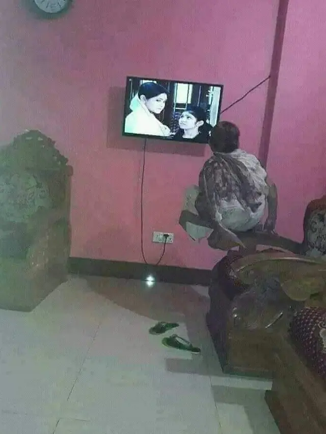 6 Potret Pose Bapak-bapak saat Nonton Televisi Ini Bikin Geleng Kepala