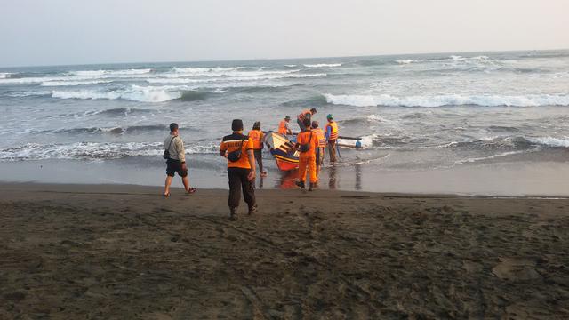 Mandi di Laut, 4 Siswi Digulung Ombak di Pantai Menganti ...